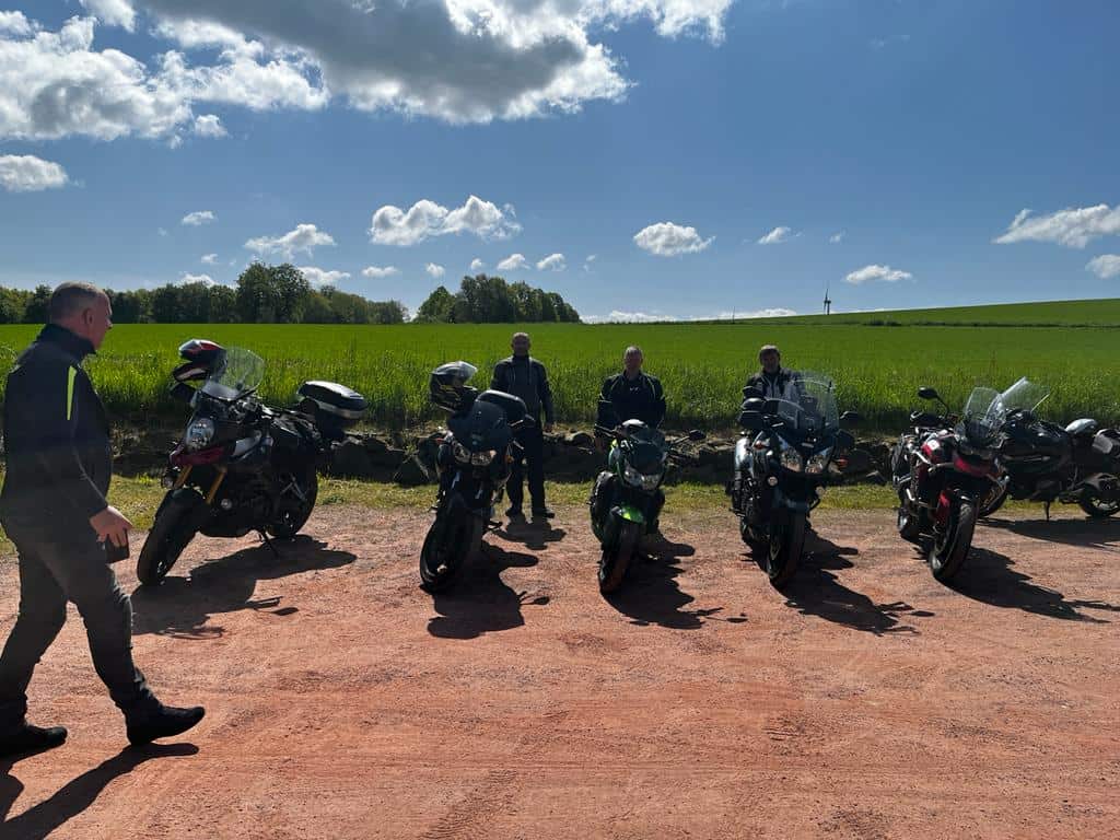 Groep motorrijders samen